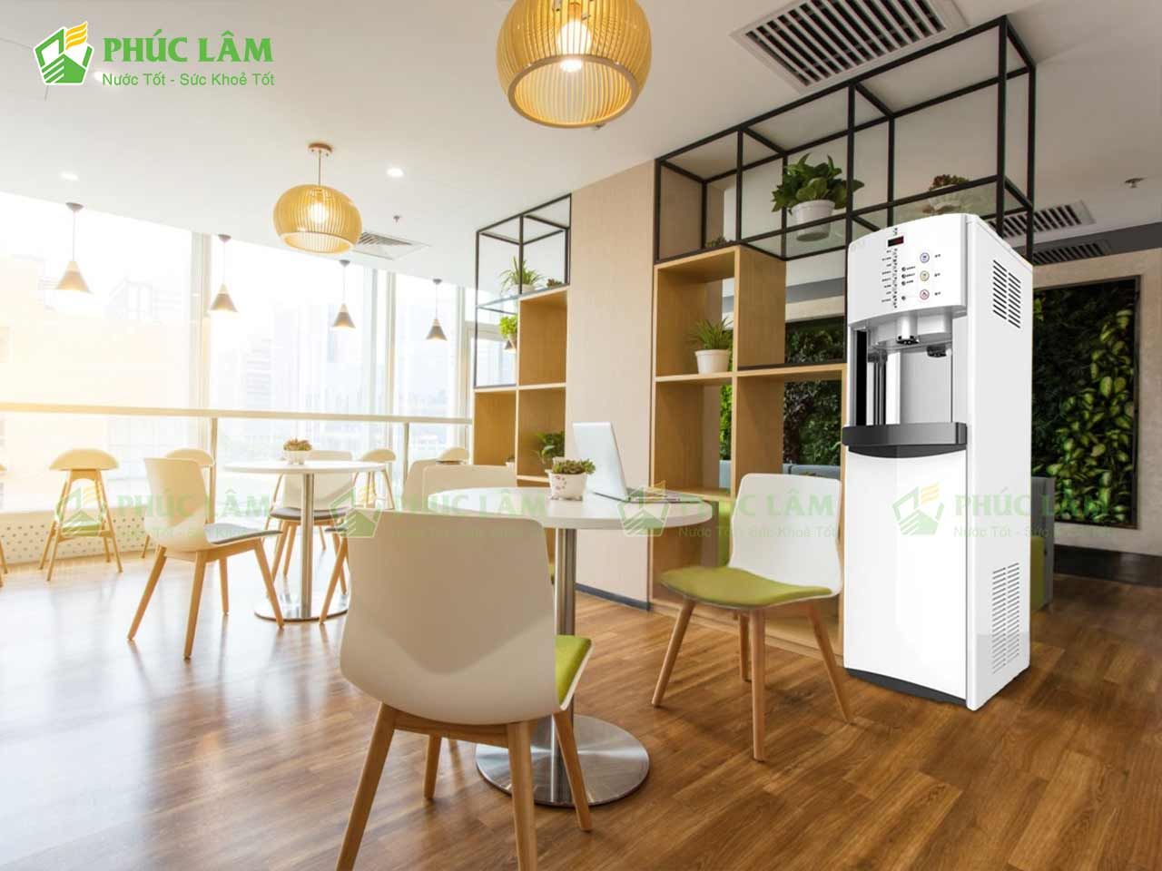 Máy lọc nước nóng lạnh Haohsing HM-900 được đặt trong khu vực pantry của văn phòng công ty
